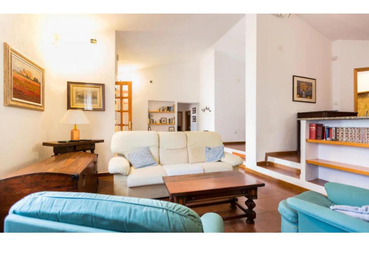 Casa Vacanze A Pochi Passi Dal Mare La Maddalena  Exterior photo